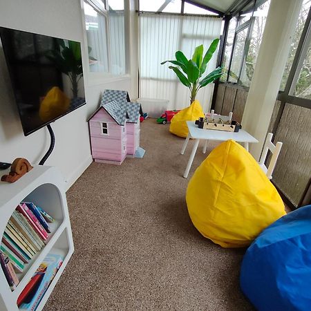 Retro 4 Bedroom Home, Warm And Welcoming, Quiet Location Porirua Esterno foto