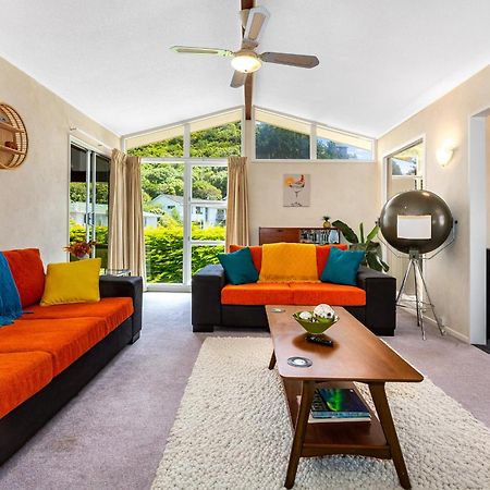 Retro 4 Bedroom Home, Warm And Welcoming, Quiet Location Porirua Esterno foto