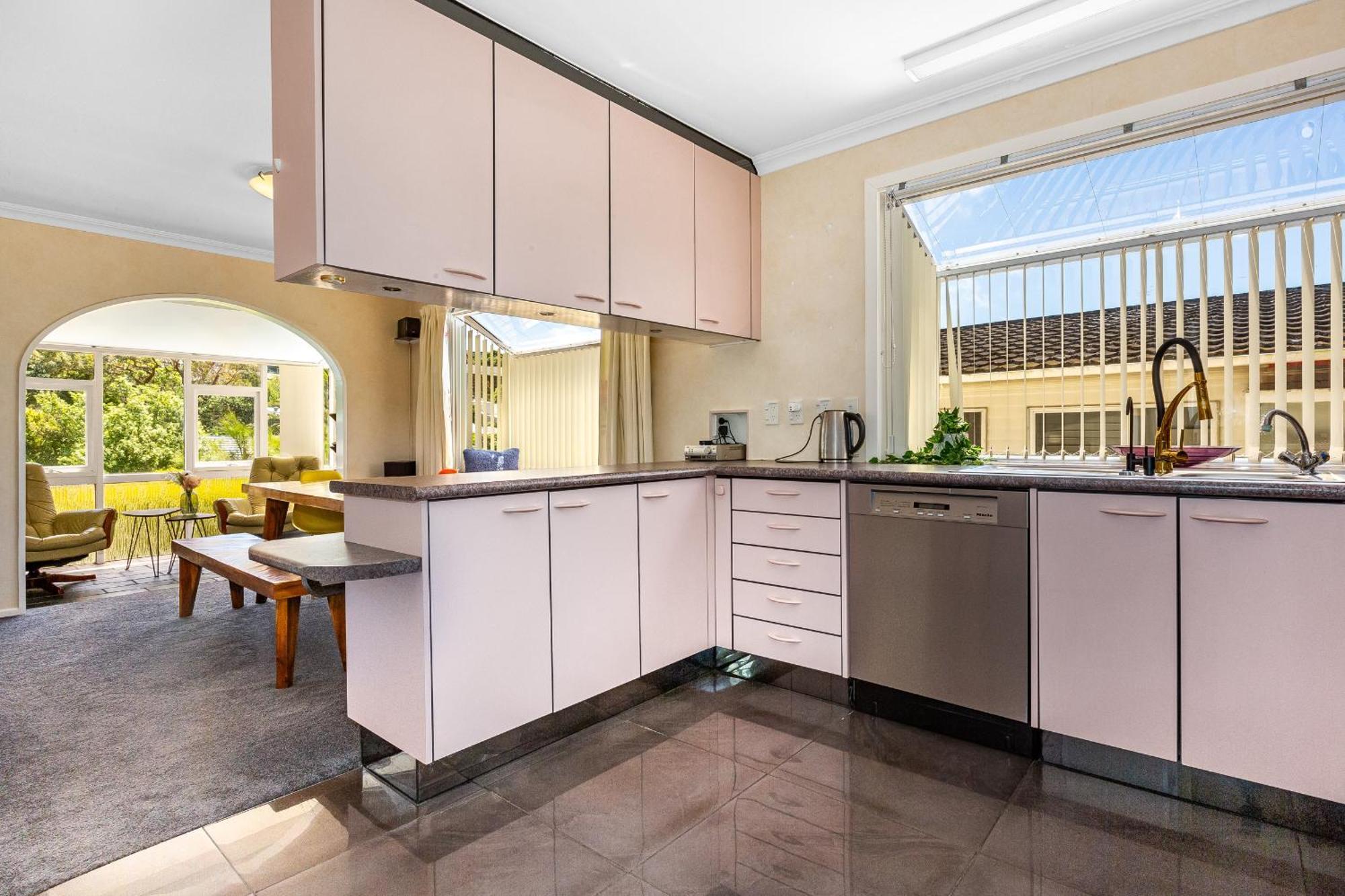Retro 4 Bedroom Home, Warm And Welcoming, Quiet Location Porirua Esterno foto