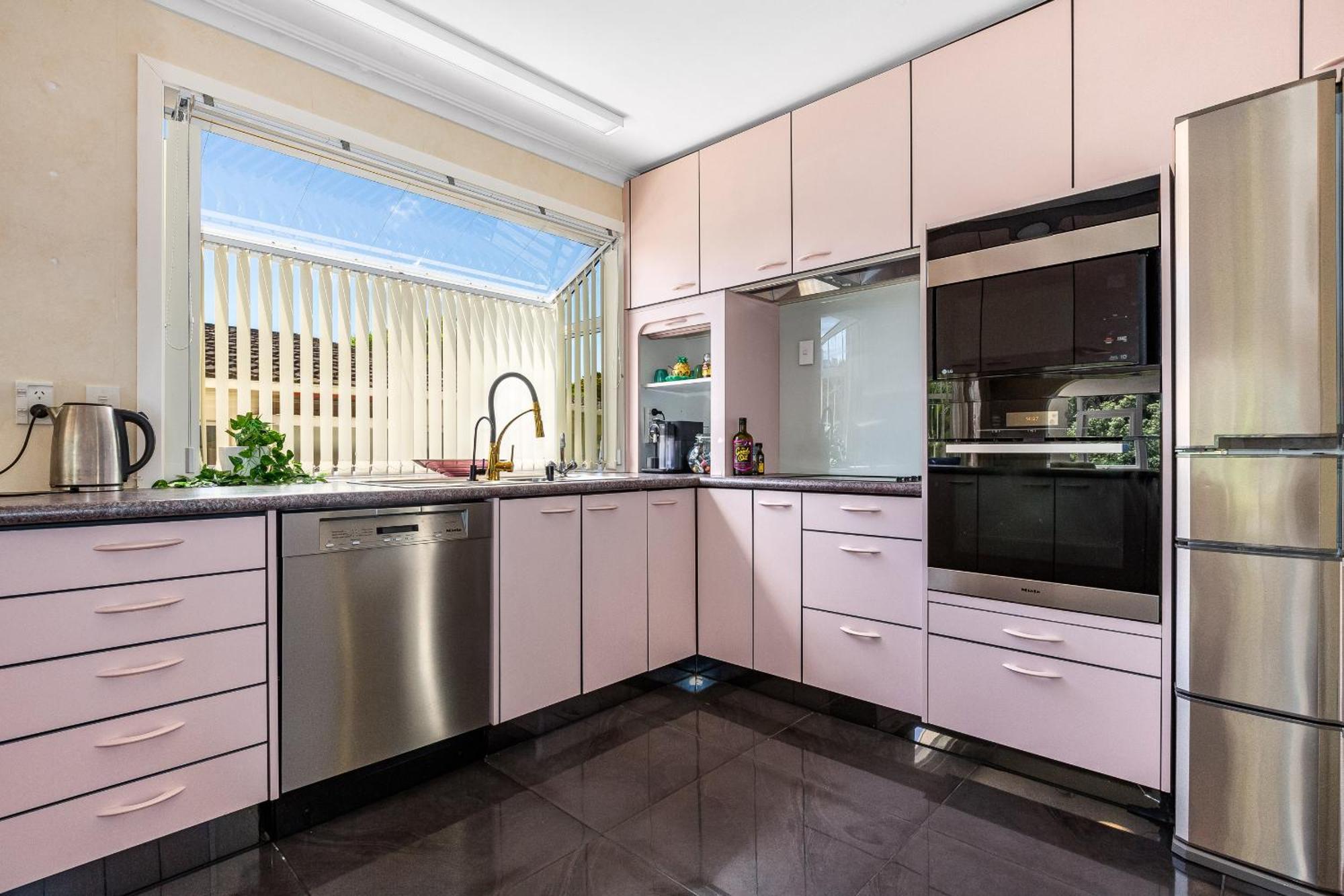 Retro 4 Bedroom Home, Warm And Welcoming, Quiet Location Porirua Esterno foto