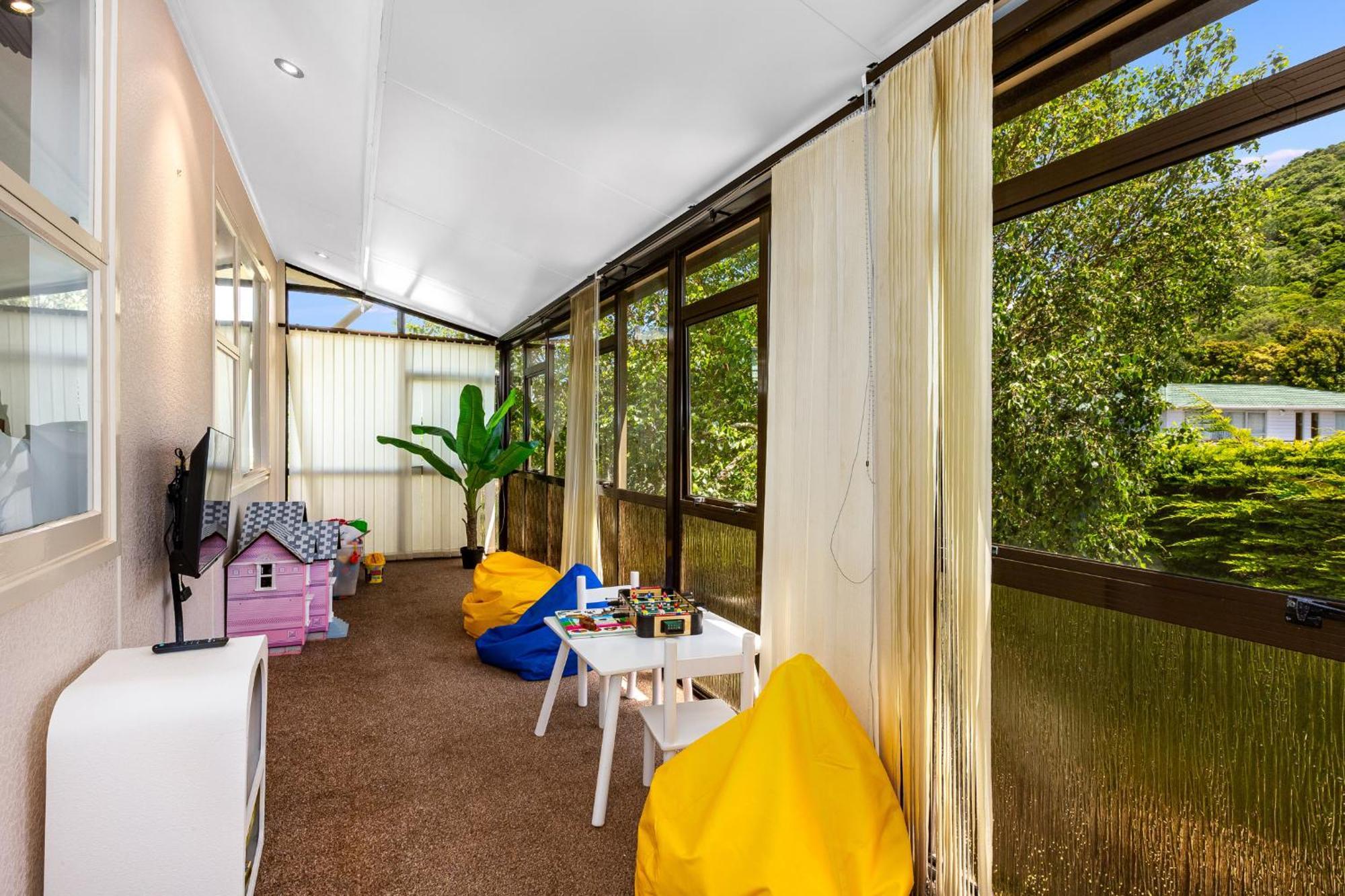 Retro 4 Bedroom Home, Warm And Welcoming, Quiet Location Porirua Esterno foto