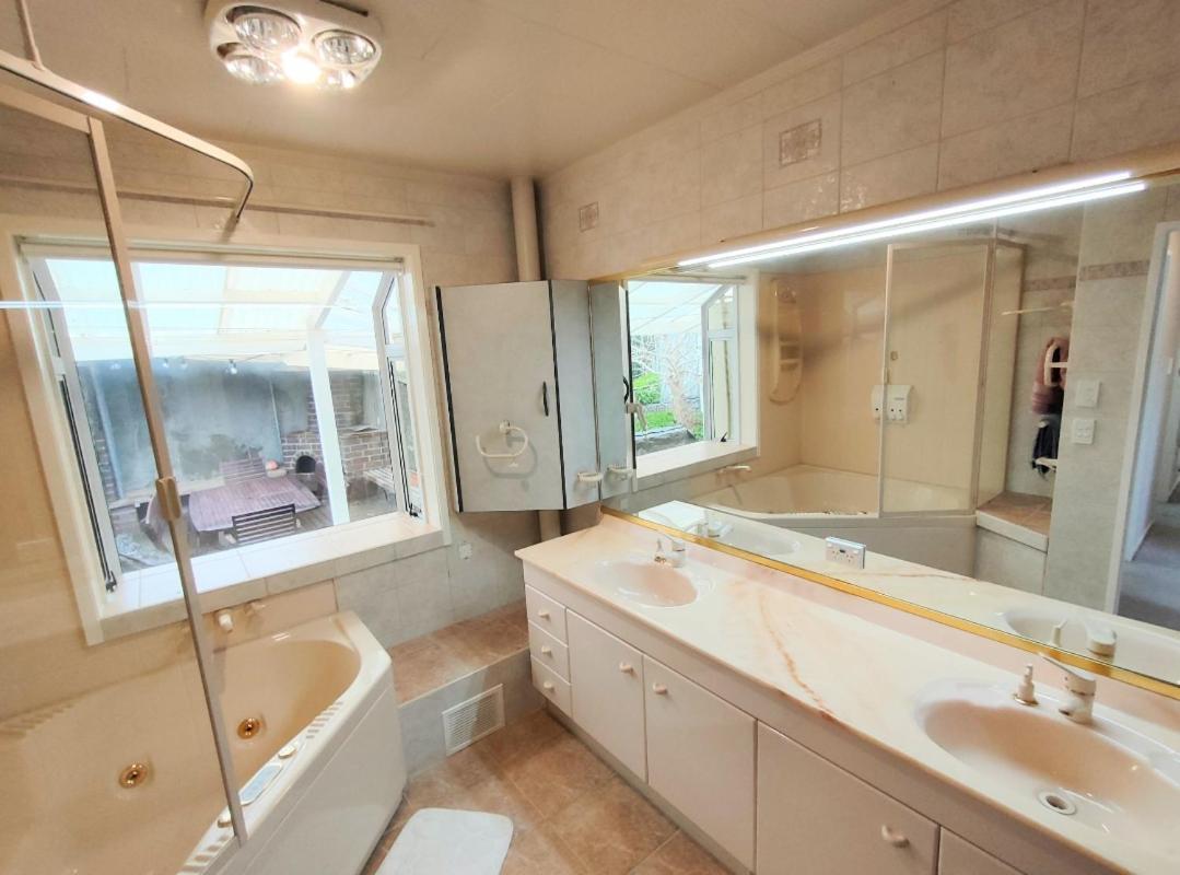 Retro 4 Bedroom Home, Warm And Welcoming, Quiet Location Porirua Esterno foto