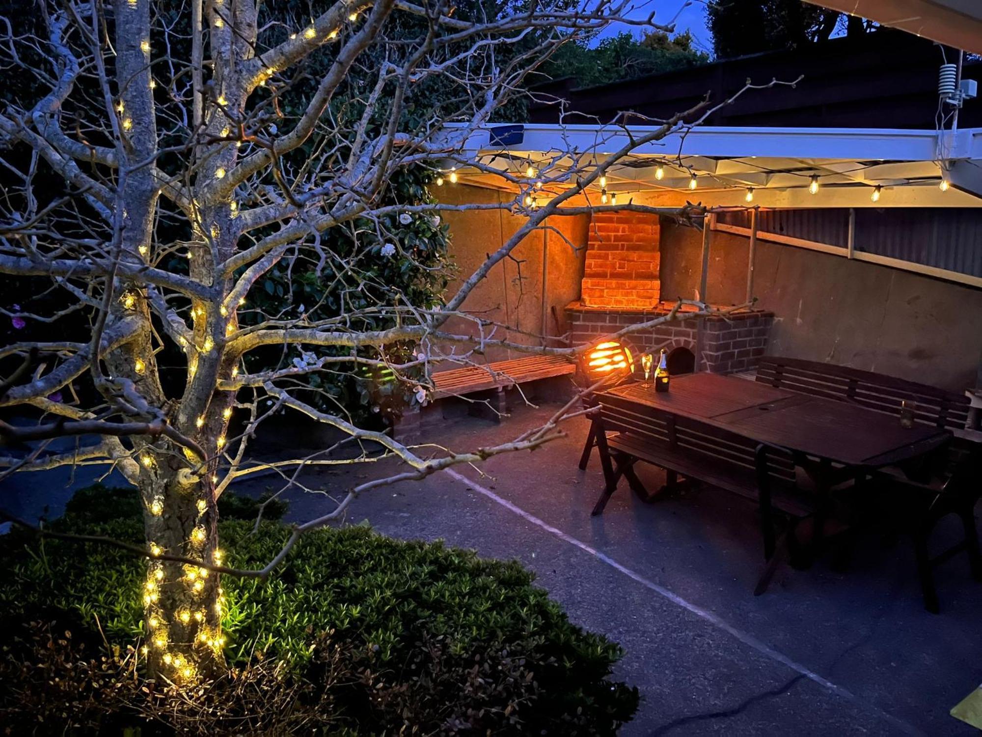 Retro 4 Bedroom Home, Warm And Welcoming, Quiet Location Porirua Esterno foto